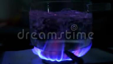煤气炉玻璃锅中的<strong>水沸腾</strong>